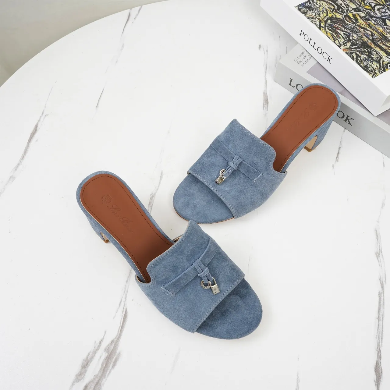 👟👟Ex-factory price 440👟👟 Genuine leather sole +30 suede sheepskin slippers with a strap decorated with Loro Piana My Charms charms and decorated with tone-on-tone stitching. Sophisticated and feminine, it pairs well with both city and resort looks. For those looking for an elegant upgrade, the summer glamor slipper is known for its slim open-back silhouette. size: 35-44 (custom-made sizes 43 and 44 are non-returnable) Upper: imported suede sheep leather (sheep), cowhide ostrich pattern, cowhide snake pattern Lining: imported high-grade mixed sheep silk Heel height: 5.5CM